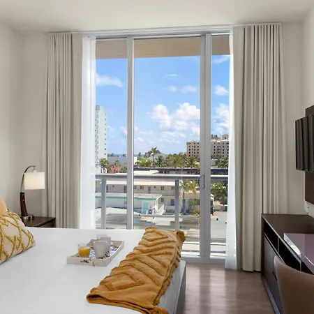 Balcony - Hollywood Beach Broad-Walk - Rooftop Pool